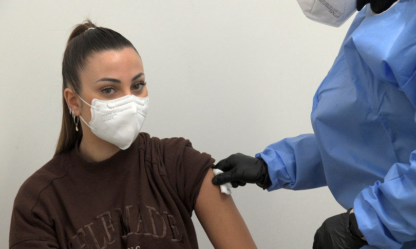 Vaccini, l’Ema avverte: “Non possiamo continuare con booster ogni 3-4 mesi”