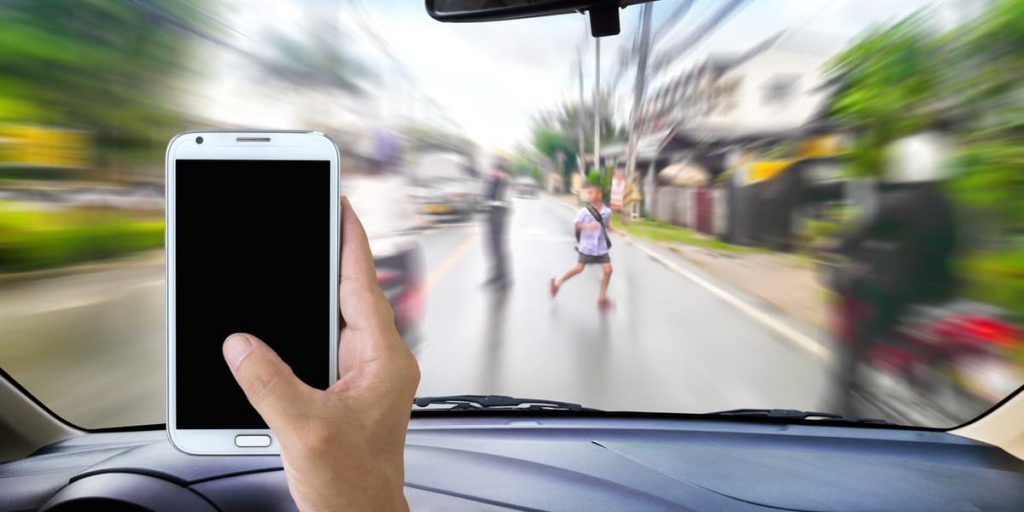 Cagliari, troppi automobilisti alla guida col cellulare in mano: raffica di sanzioni nel 2021