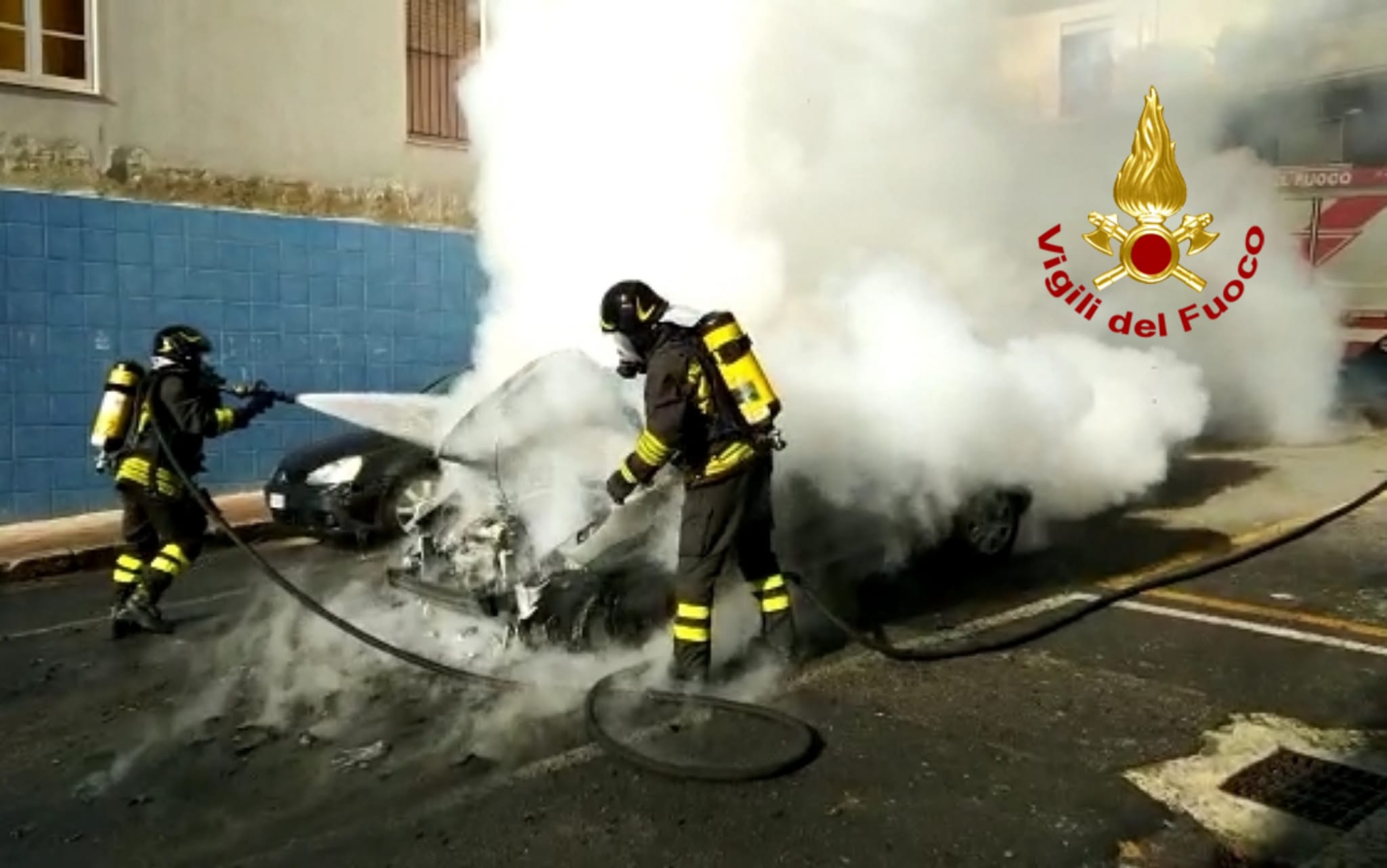 Cagliari, auto in corsa va in fiamme: paura a Is Mirrionis