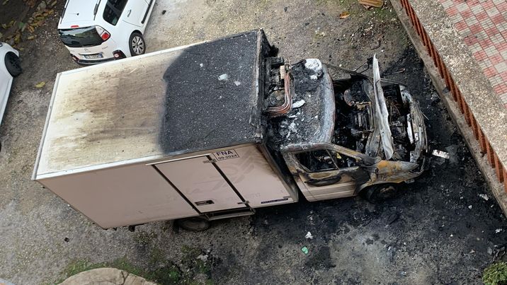 Cagliari, il camion prende fuoco in zona Amsicora: “Due incappucciati in fuga, cerchiamo testimoni”