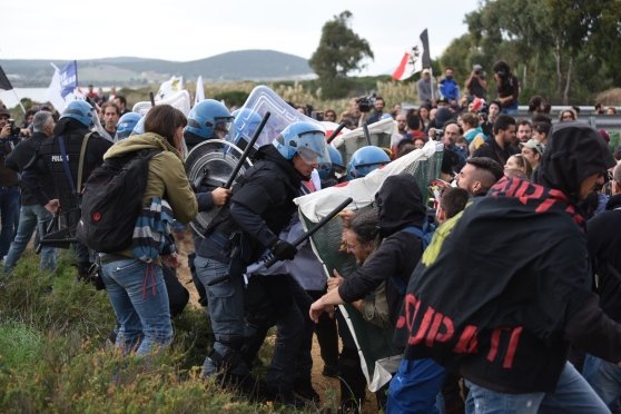 Tentarono di invadere il poligono di Teulada durante un corteo, denunciati 12 antimilitaristi