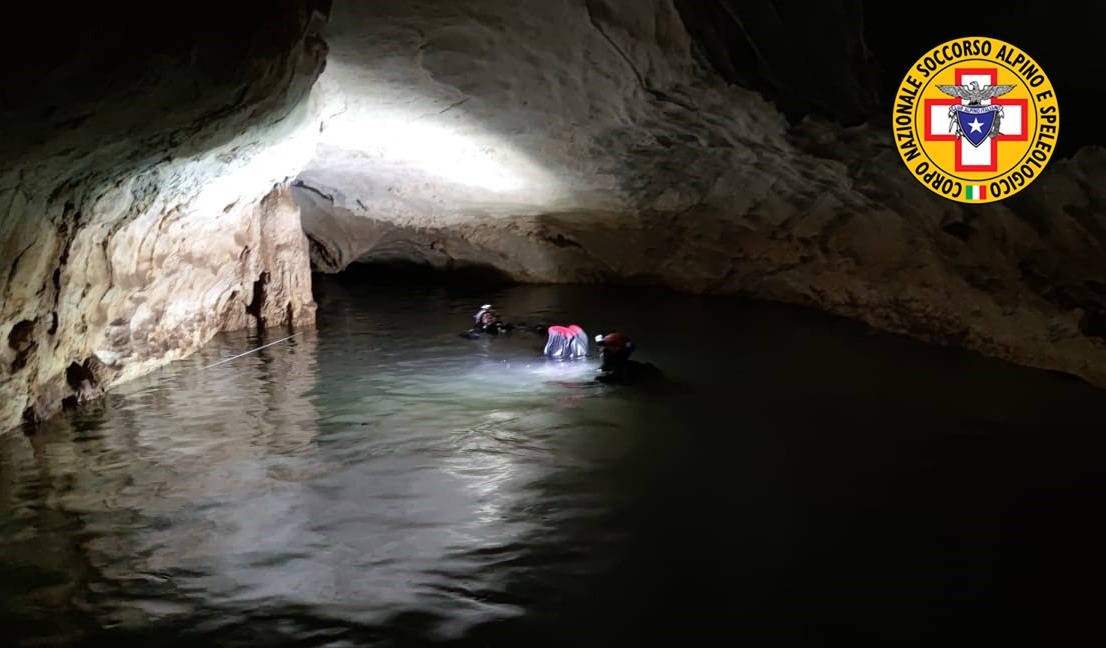 Paura a Dorgali, la grotta si allaga: 7 speleologi intrappolati nella cavità di Ispinigoli