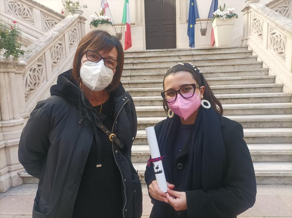 Natalia, la ragazza molestata da un maniaco a Cagliari incontra il sindaco: “Ha chiesto scusa a nome di tutta la città”