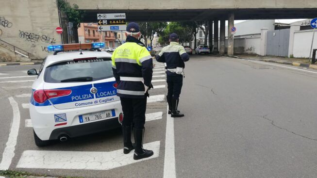 Cagliaritani incivili al volante, 7600 auto rimosse in un anno: stanati tanti furbetti del carico-scarico