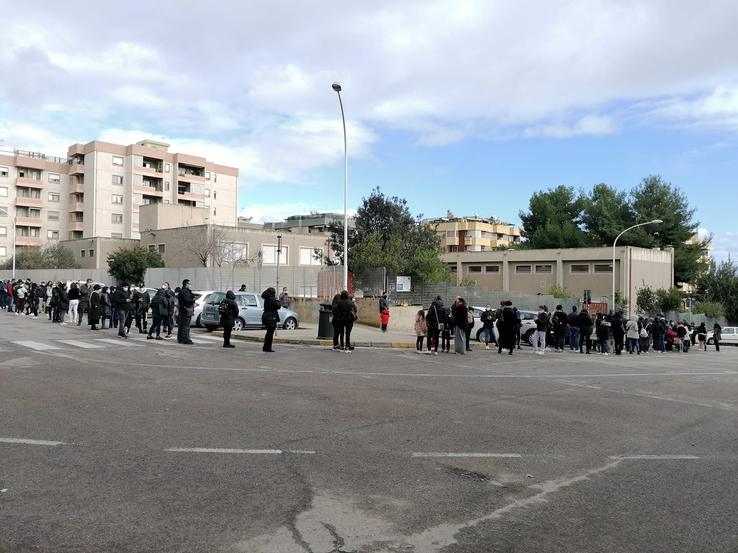 Sardegna, screening a tappeto su 68mila giovani studenti: il tasso dei positivi è soltanto del 2 per cento