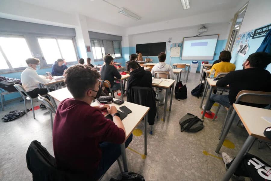 Cagliari, Truzzu contro la chiusura delle scuole: “Screening di massa gratis per tutti gli studenti in città”