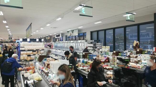 Green pass obbligatorio per la pensione e le sigarette, non nei supermercati: la nuova stretta di Draghi