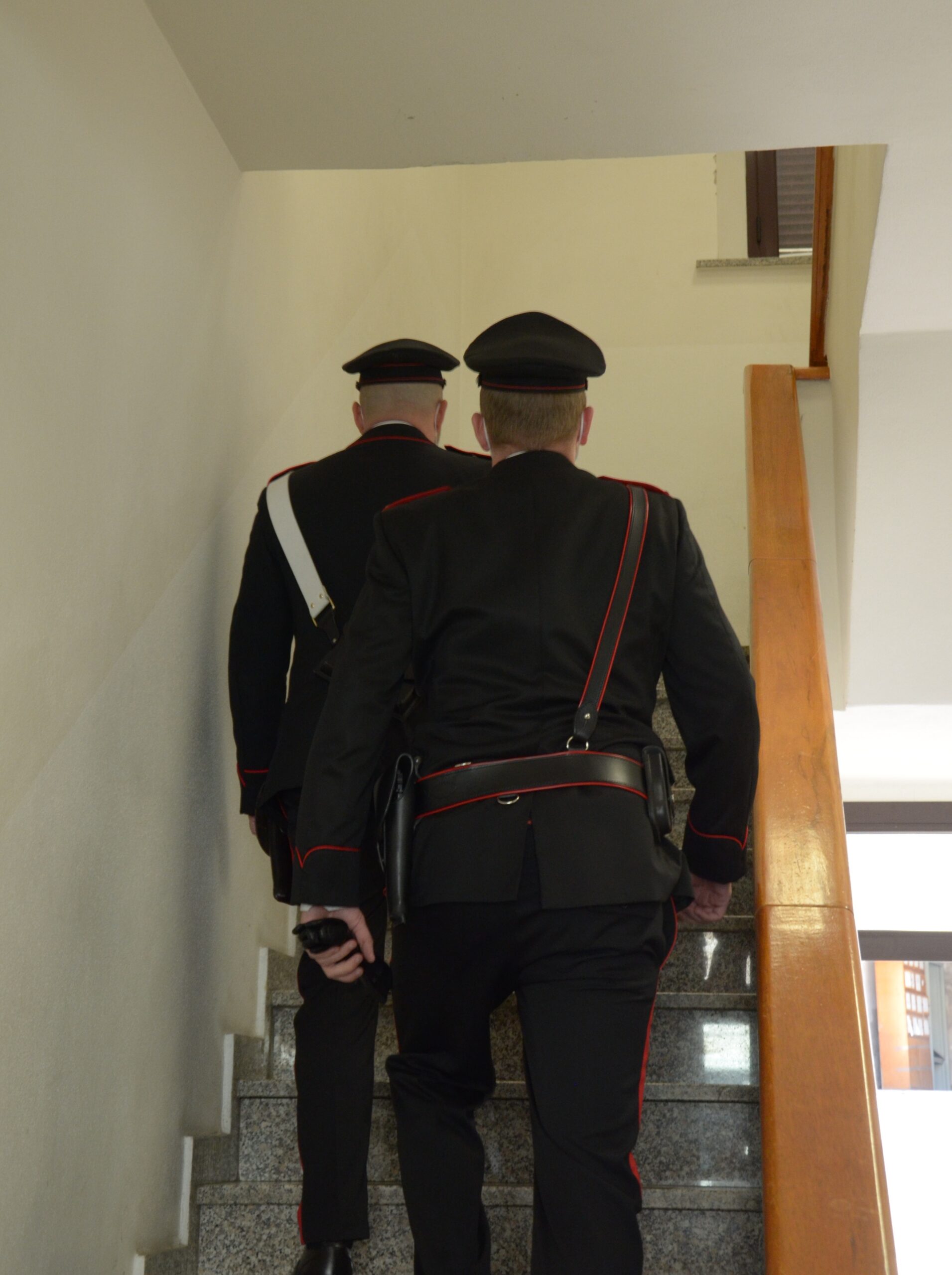 Acquista 11 pistole e le cede a due cagliaritani per saldare debiti di droga: arrestati in tre