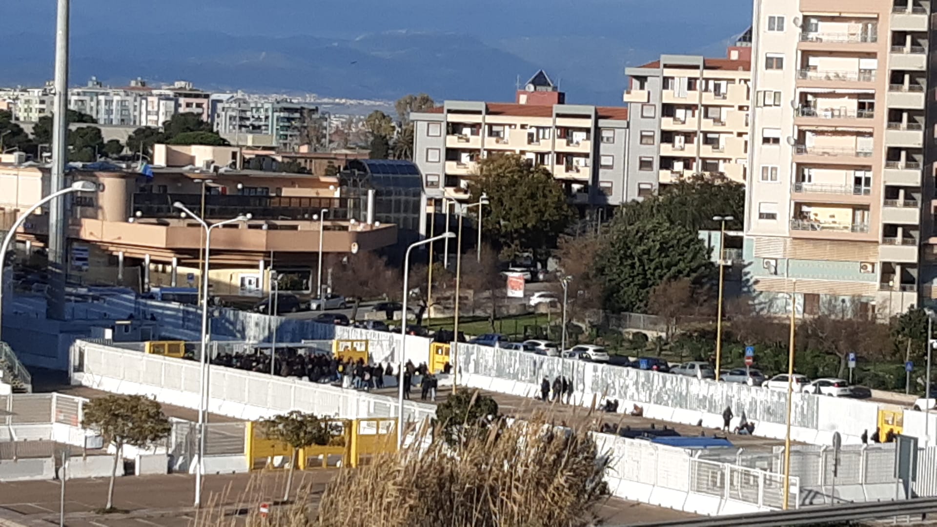 “Dove sono i nostri nemici?” Cagliari, gli ultras napoletani dopo il caos entrano super scortati allo stadio