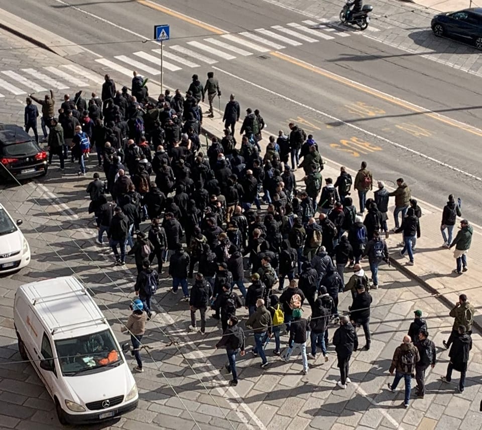 Cagliari, corteo degli ultras napoletani con insulti ai sardi: “Tutto davanti al Comune, Truzzu tace e la sicurezza non c’è”