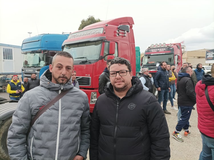 Cagliari, i camionisti non riaccendono i tir: “Blocchiamo tutti i trasporti per il gasolio alle stelle”