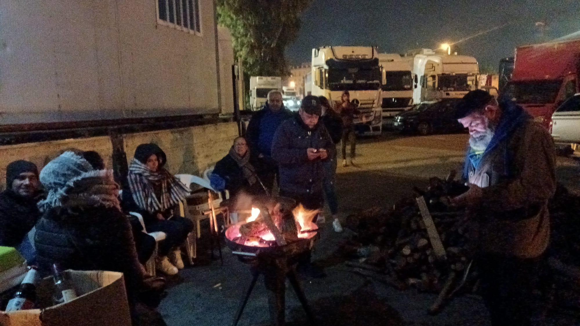 I camionisti in trincea nel gelo del porto di Cagliari: “Benzina sempre alle stelle, arriveranno gli agricoltori sui trattori”