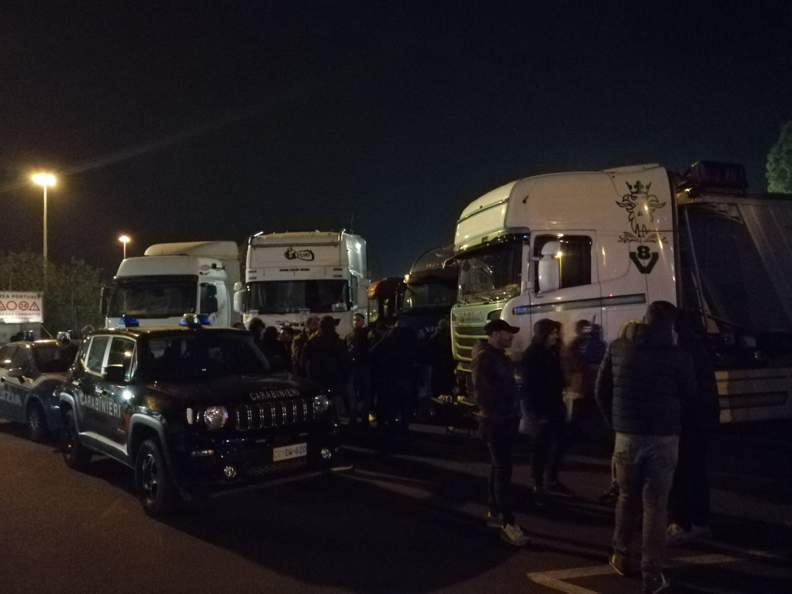 Gli autotrasportatori restano al porto di Cagliari: “Benzina a 1,50, il taglio di 25 centesimi è inutile”