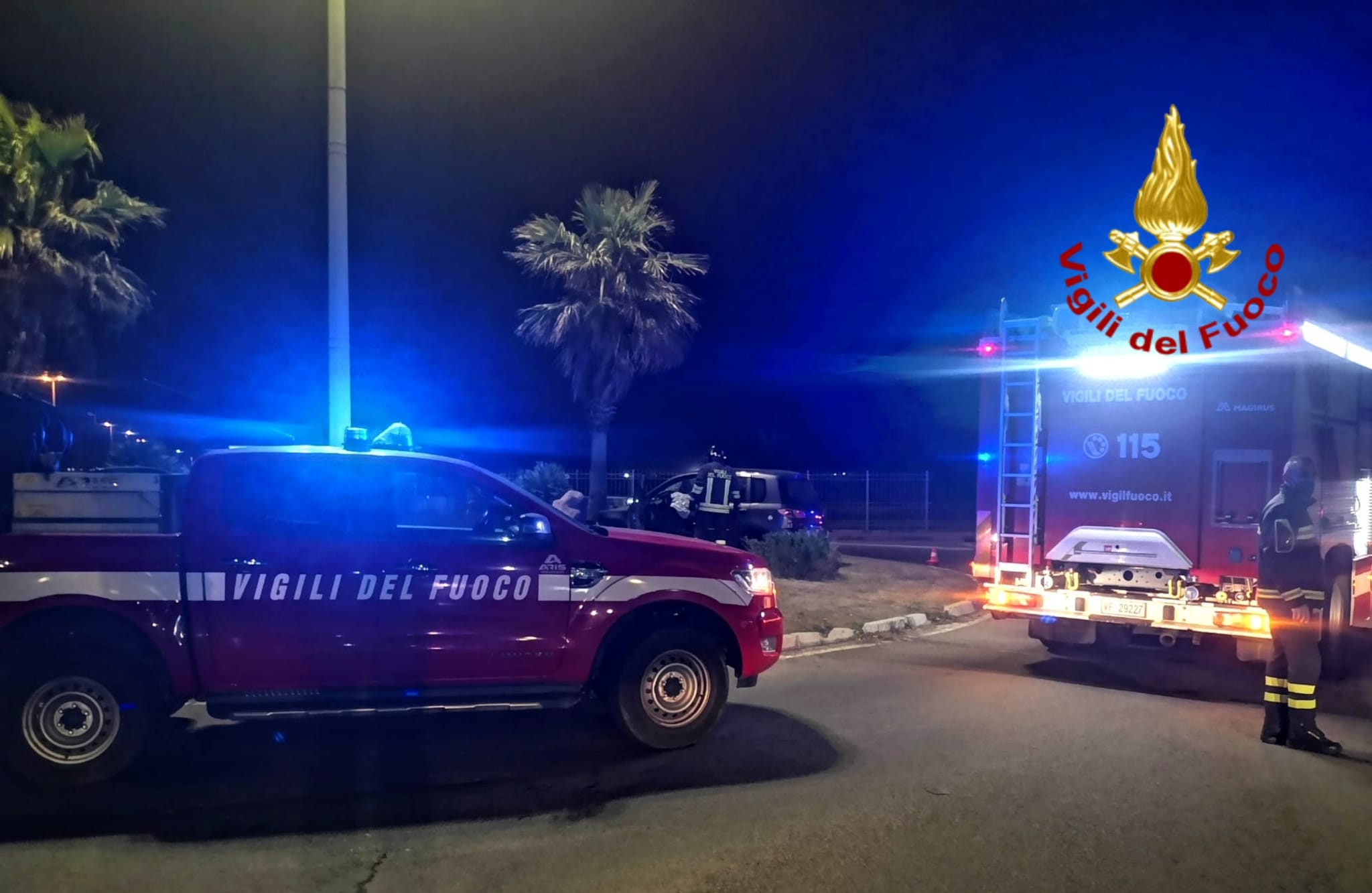 Carambola in viale Poetto, l’auto finisce sopra la rotatoria dell’ippodromo: il conducente estratto dalle lamiere