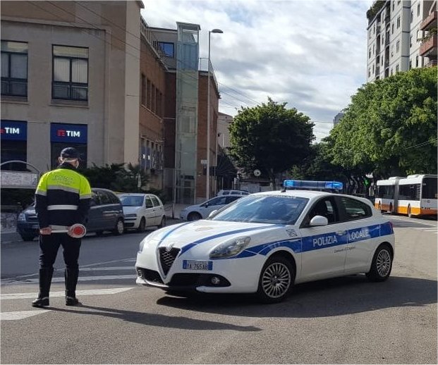 Cagliari, carambola nella notte con tre feriti: 36enne alla guida scappa, rintracciato e denunciato