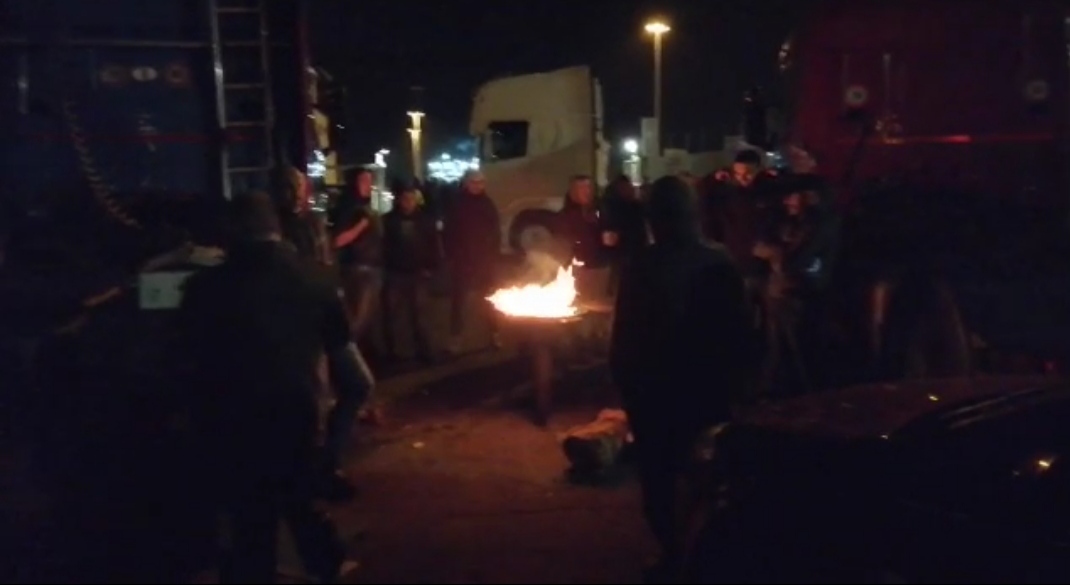 Cagliari, i camionisti in trincea dormono nei tir al porto: “Non molliamo e continuiamo a lottare”