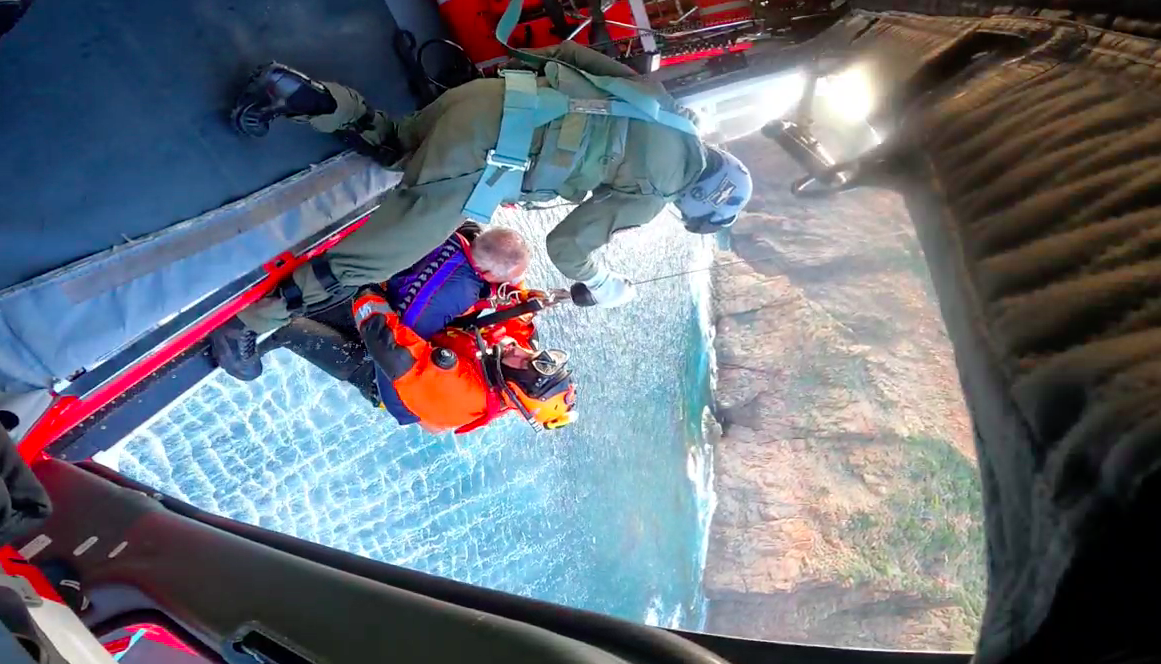 Rischia di affondare con la barca a Porto Pino, naufrago salvato dalla Guardia costiera