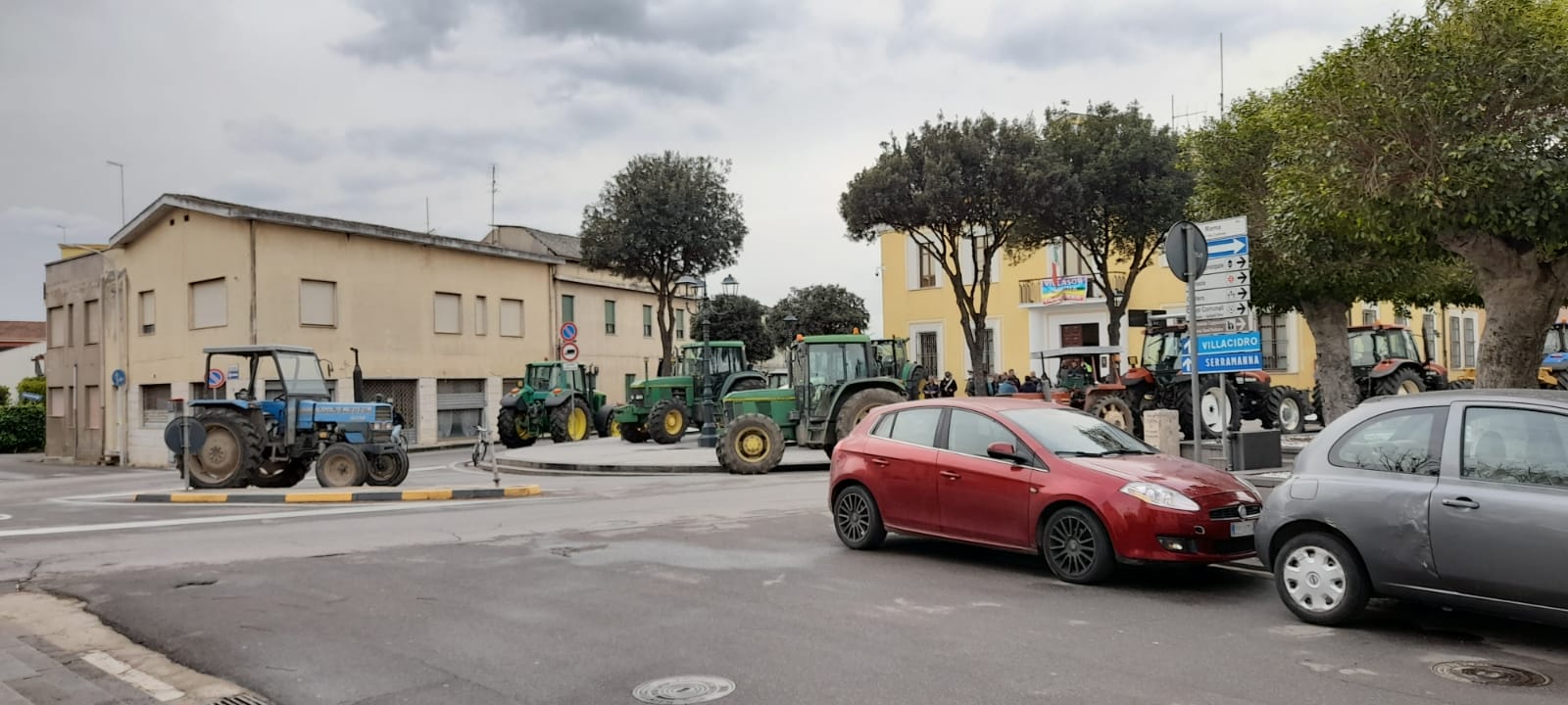 Villasor, trattori in marcia contro il caro benzina: la protesta degli agricoltori invade il Medio Campidano