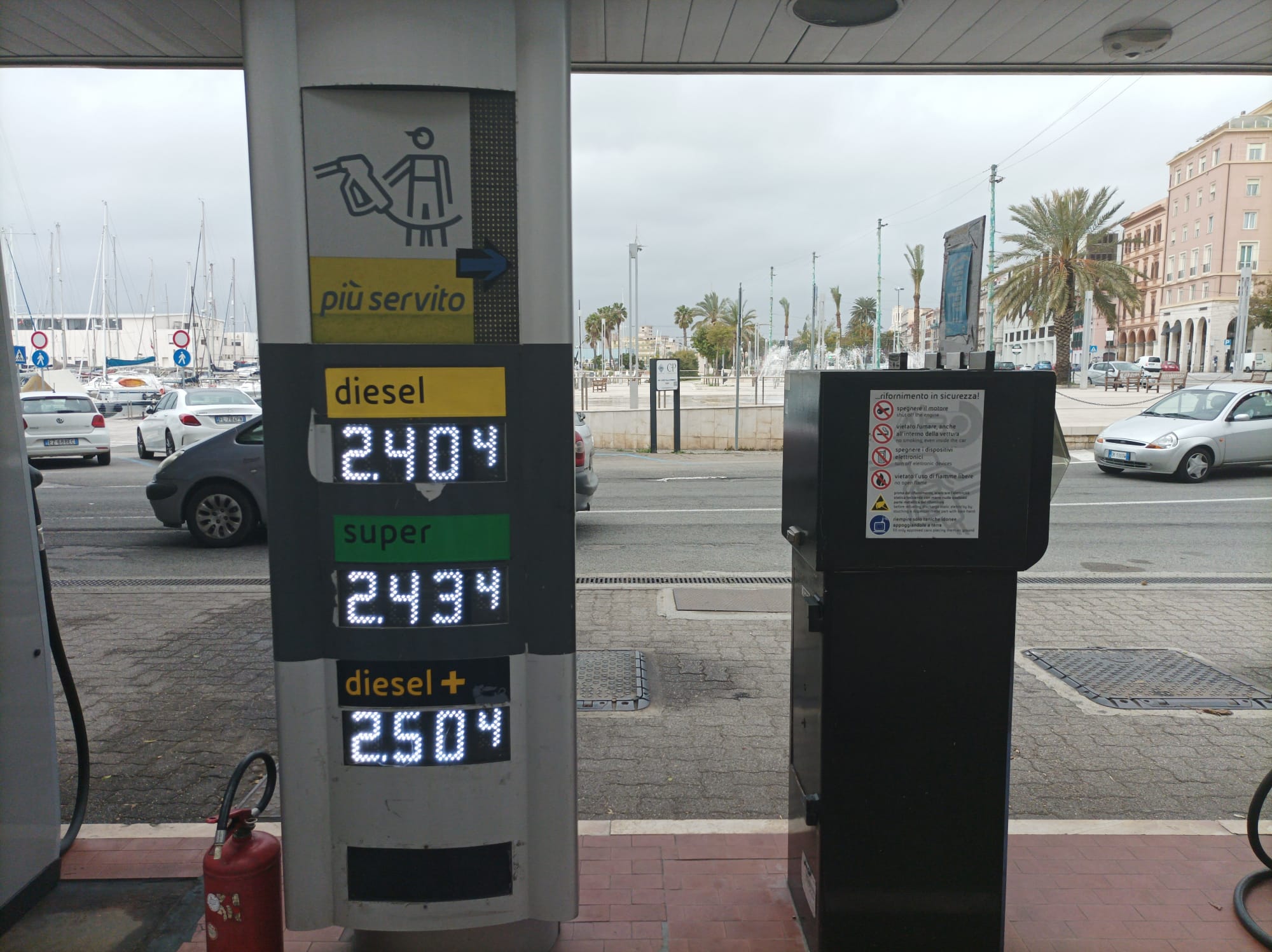 Decreto energia: bollette pagabili a rate e prezzo del carburante giù di 8,5 centesimi al litro