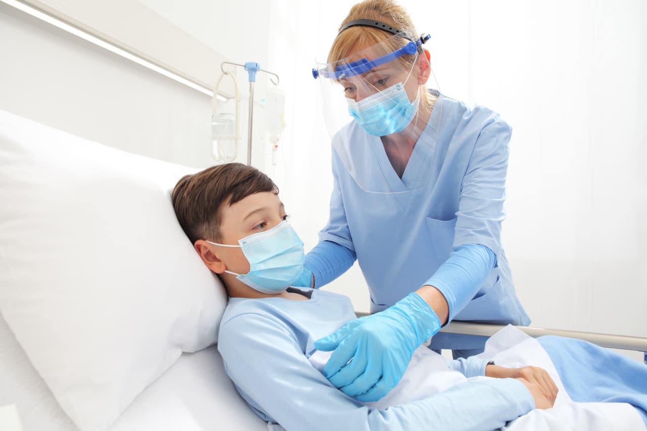 Covid, schizzano i ricoveri dei bambini: +23% in una settimana