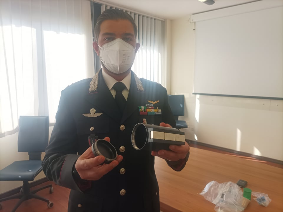 Cagliari, il “beauty della droga” utilizzato dai pusher di Sant’Elia: un tubo magnetico attaccato sotto le auto