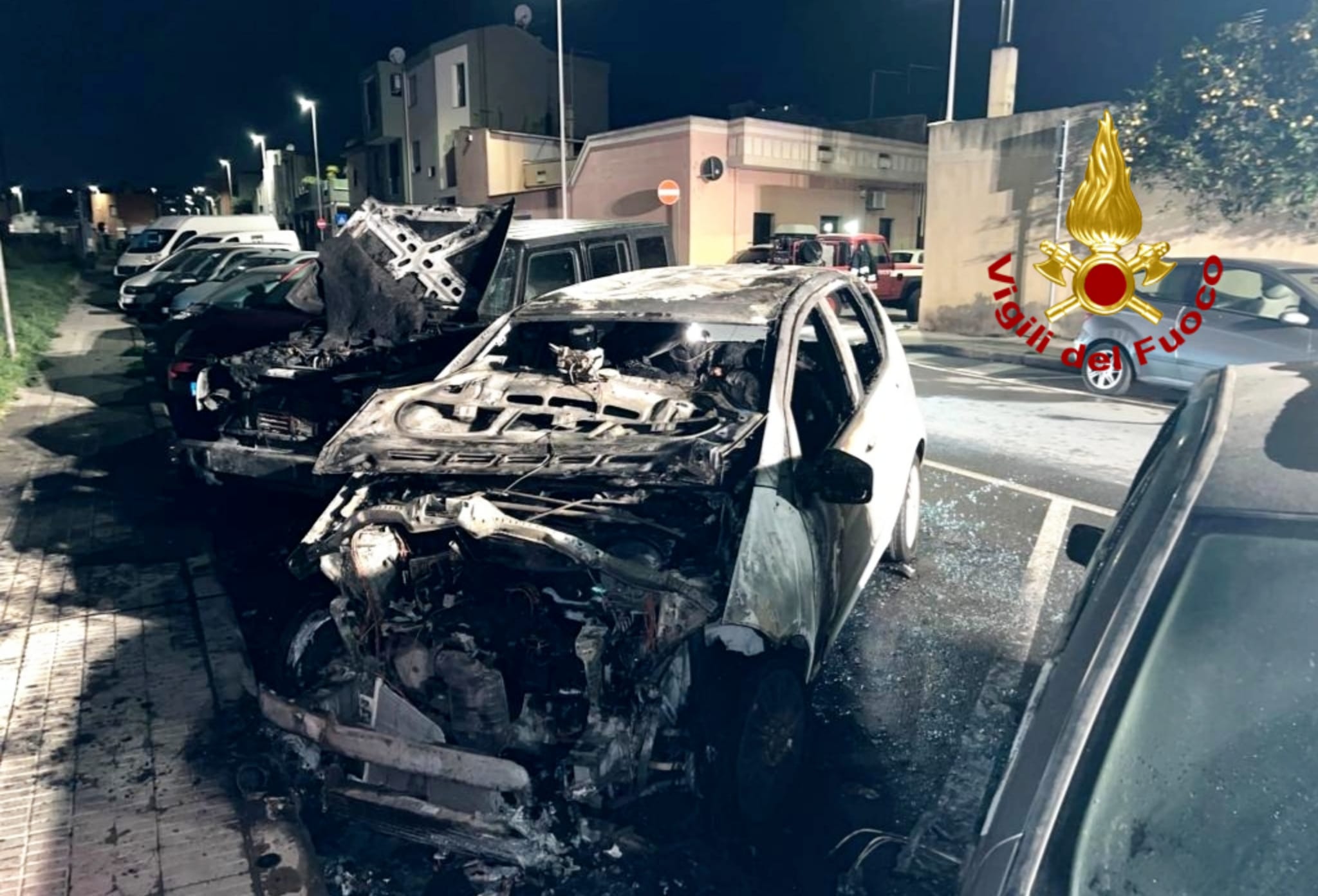 Cagliari, ennesimo raid incendiario a Pirri: carbonizzate 3 auto