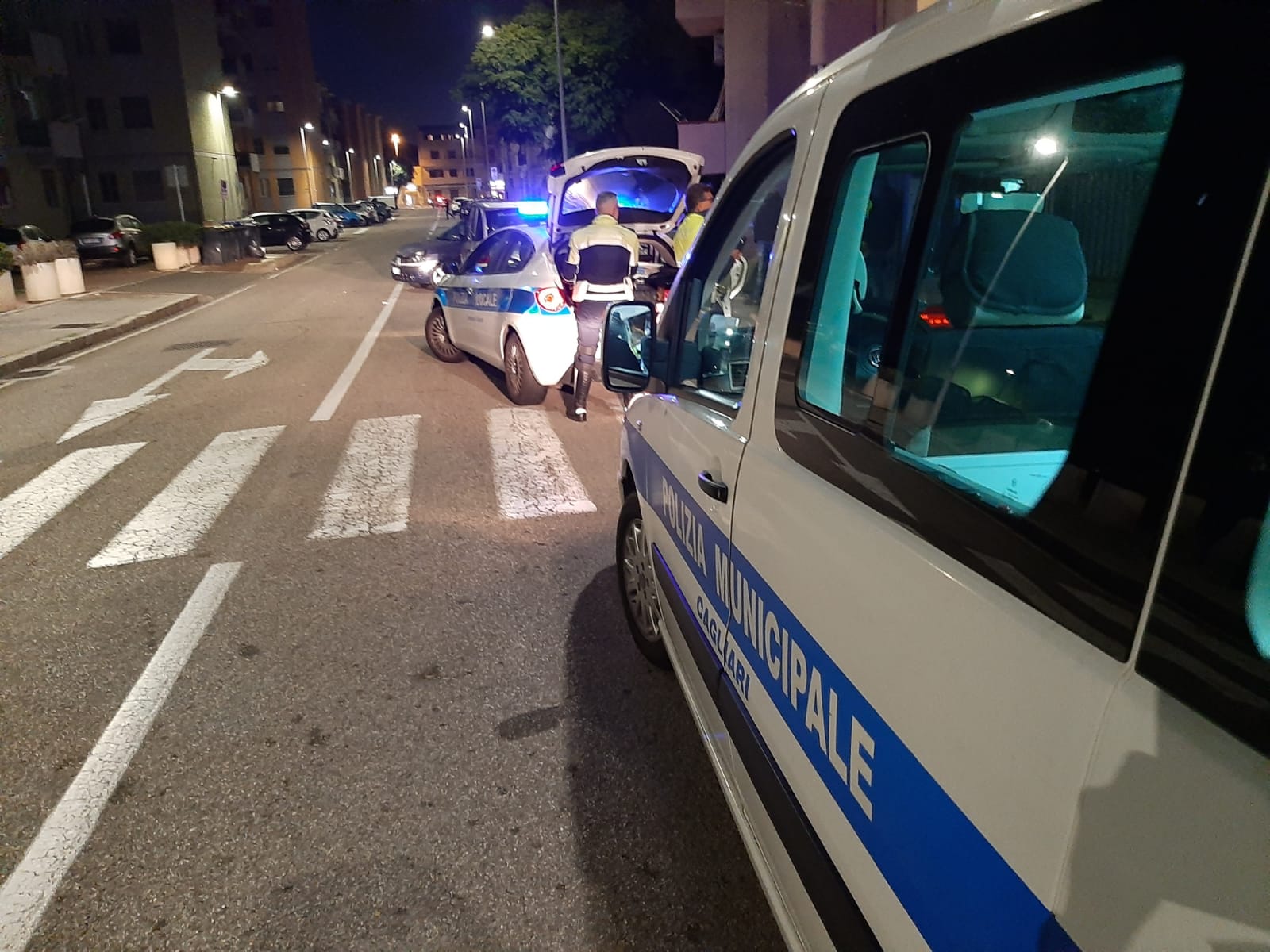 Cagliari, violento scontro tra un’auto e uno scooter in via San Benedetto: grave un portapizze