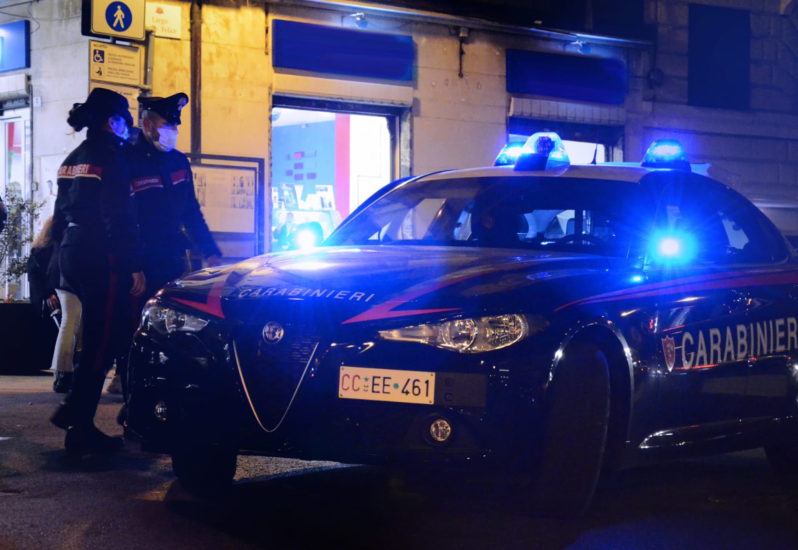 Via Roma, scippato della collanina davanti alla fidanzata: arrestati un tunisino e una 19enne cagliaritana