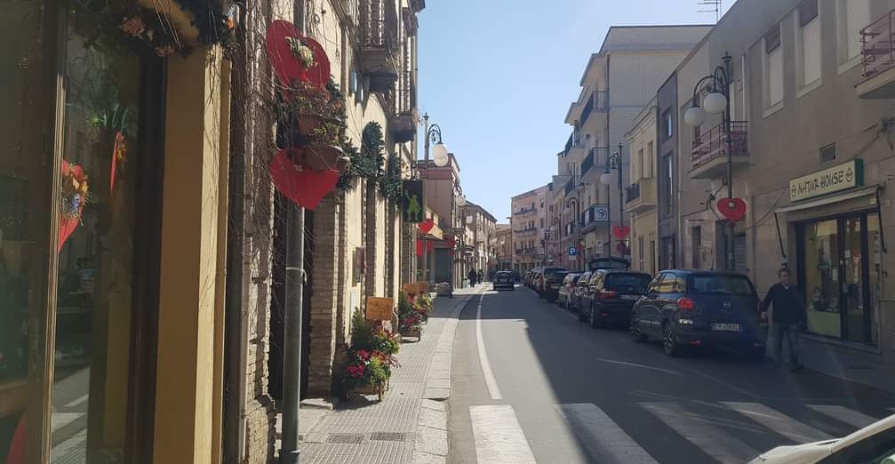 Quartu, la scommessa dei negozianti di via Porcu: vino e salumi per rilanciare lo shopping