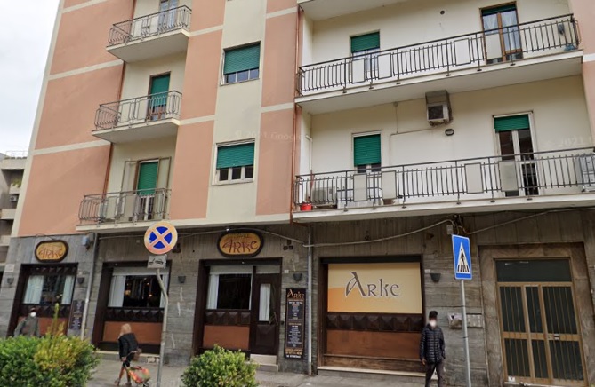 Quartu, sopra il ristorante in centro c’è una palazzina a rischio crolli: “Fate subito i lavori”