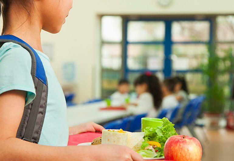 Quartu, rivoluzione nelle mense scolastiche: cibi biologici e software per trovare le famiglie “morose”