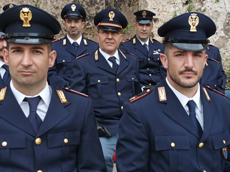 Cagliari, premiati i poliziotti eroi che hanno soccorso un uomo avvolto dalle fiamme