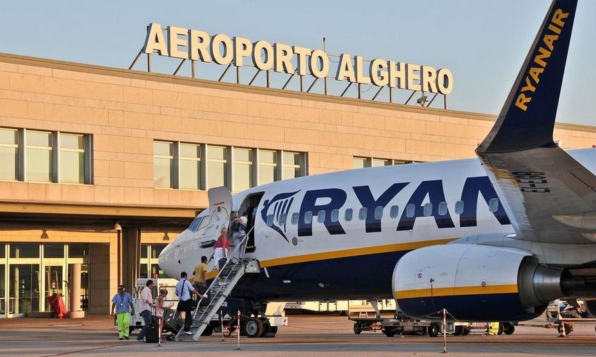 Sei ore di attesa per il volo Alghero-Dublino di Ryanair: “Potete chiedere il rimborso di 400 euro”