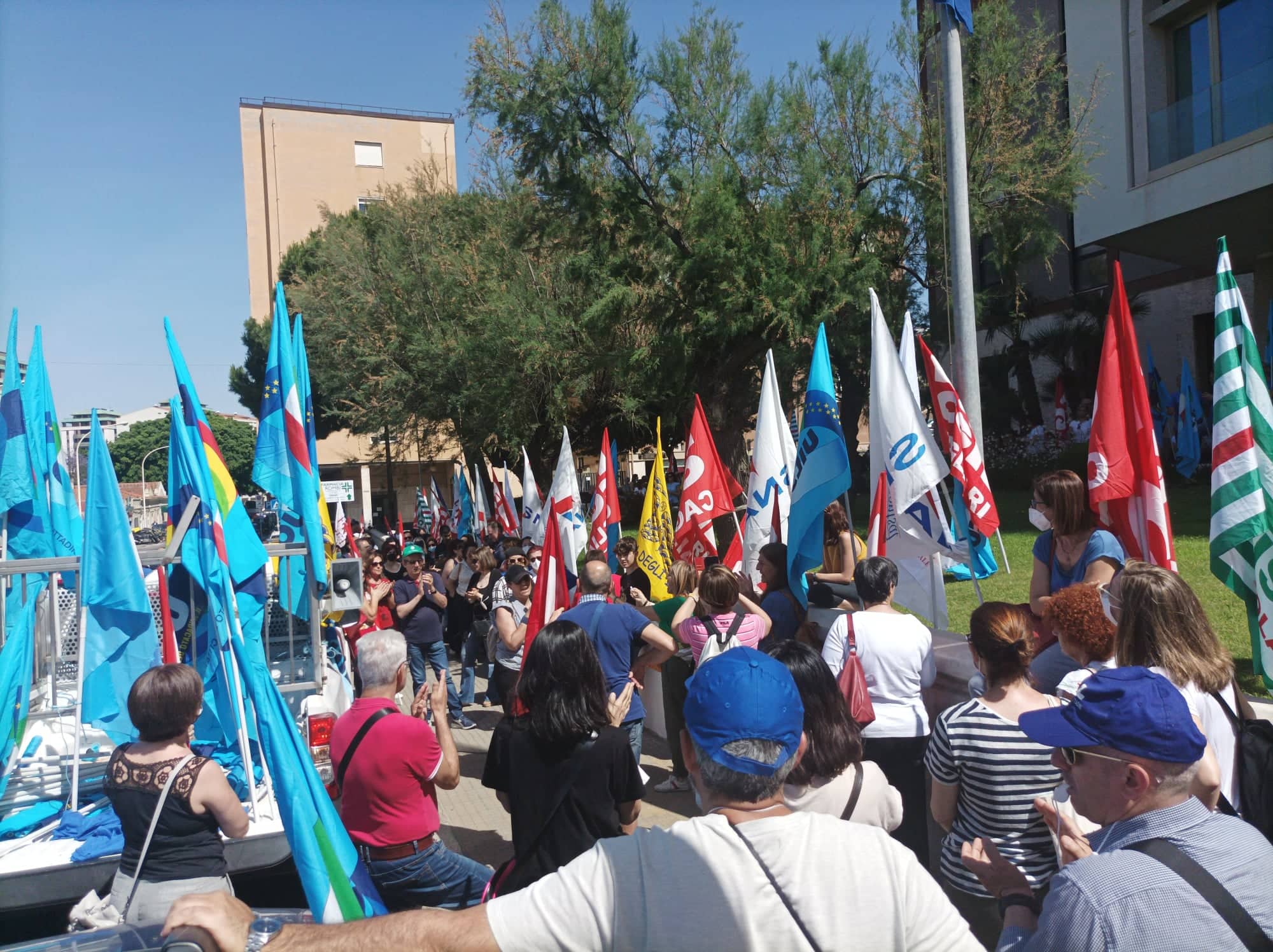 Cagliari, 500 prof in piazza: “Dal Governo elemosina di 50 euro, saremo sempre più poveri”