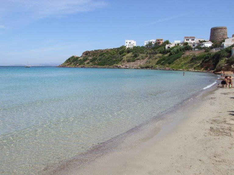 Calasetta, pericoli per bagnanti e auto: rivoluzione in arrivo nella spiaggia di Sottotorre