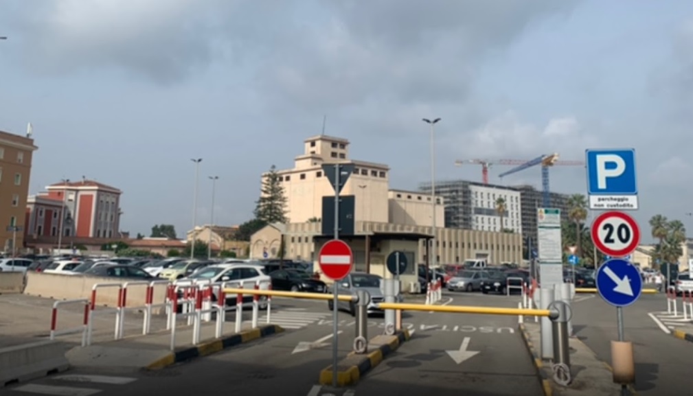 Cagliari, rivoluzione traffico in piazza Matteotti: chiude l’uscita del parcheggio della stazione