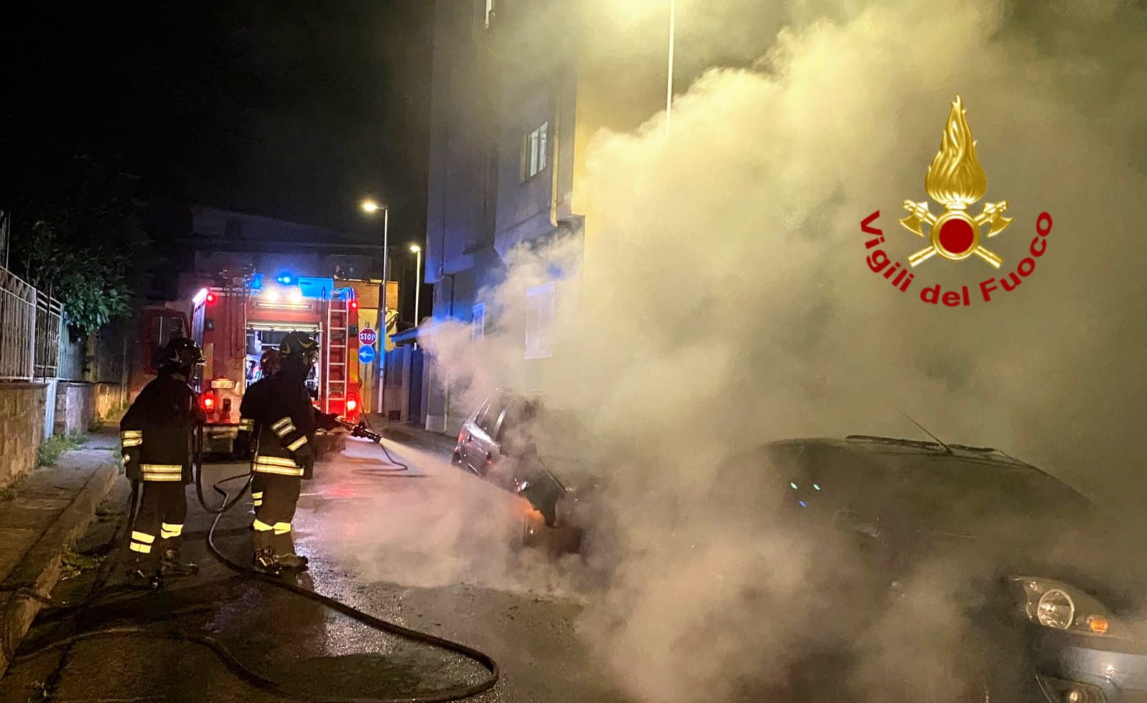 Notte di fuoco ad Assemini, due auto in sosta incendiate in via Genova