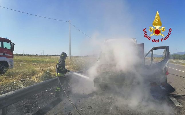 Furgone in fiamme nella strada tra Sestu e Assemini, il conducente si salva chiamando i vigili del fuoco