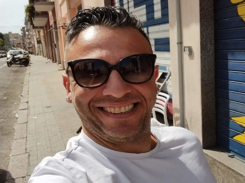 Lacrime per Omar Podda, morto a 46 anni a Cagliari: “Ricorderemo la tua bellissima risata”