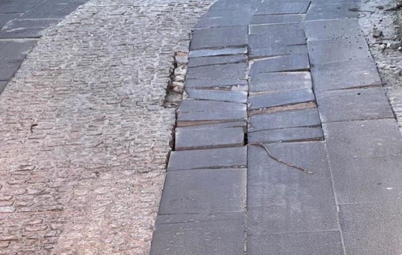 La strada è spaccata ma nascosta dalla pioggia, niente risarcimento per un automobilista di Escalapano: “Doveva vedere”