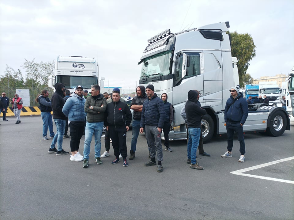 Benzina alle stelle, gli autotrasportatori sardi mirano alle proteste nei porti: “Dal 27 giugno sciopero totale”