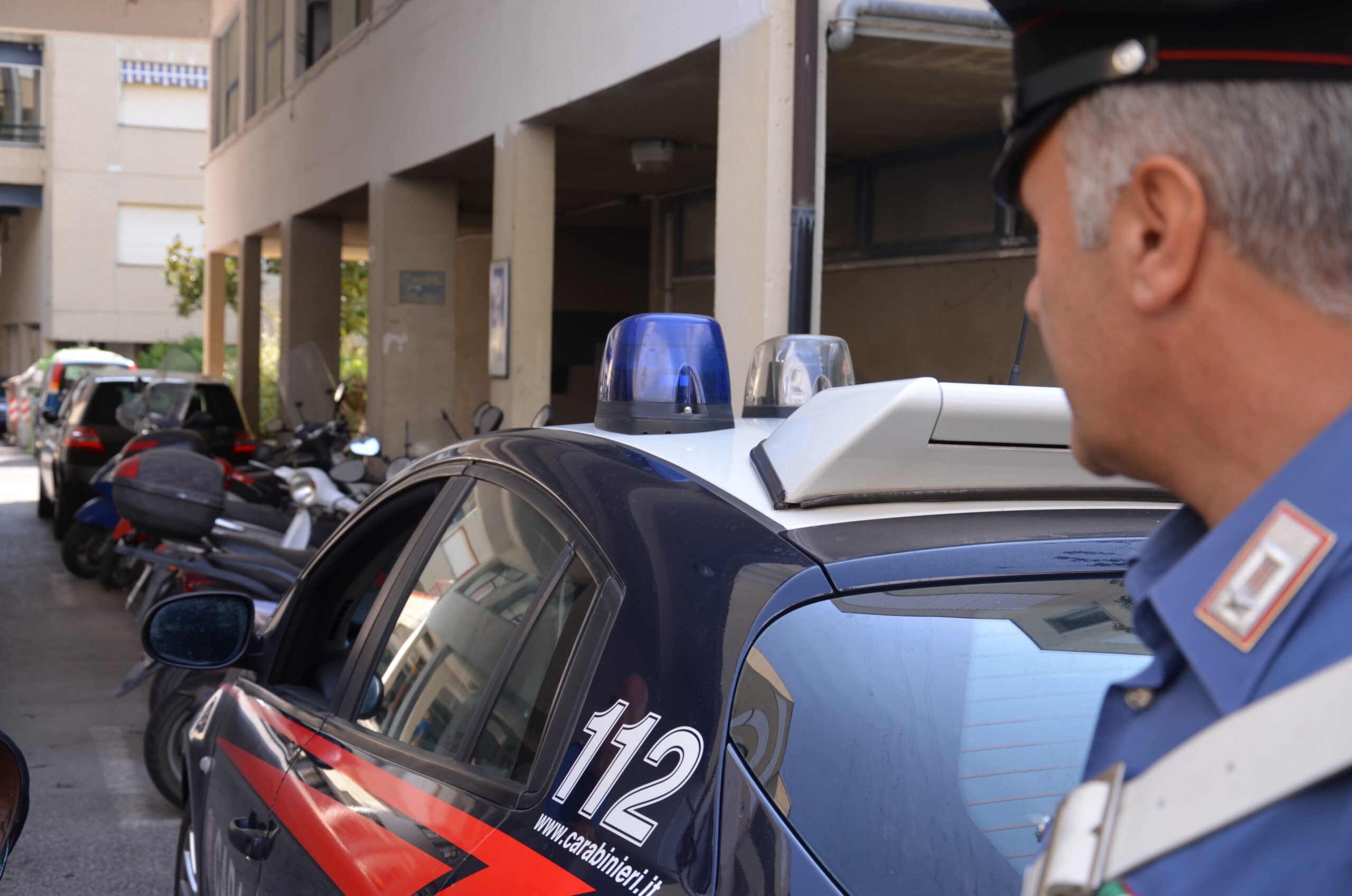 Evade dalla comunità e prende a sassate un’auto a Iglesias, 18enne nuorese in manette
