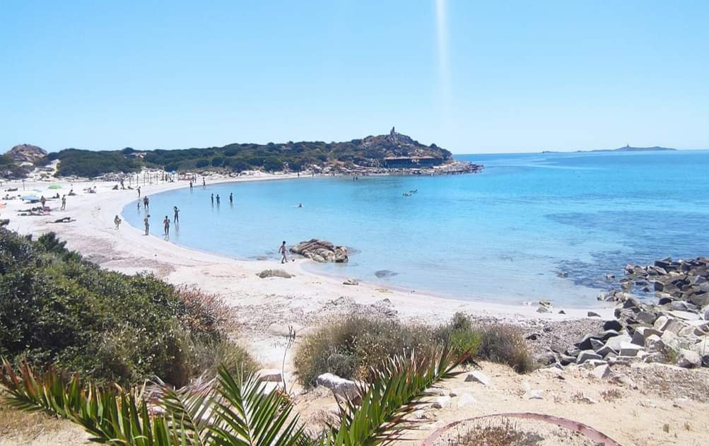 Villasimius, da 5 a 10 euro per tintarelle e tuffi: “A Punta Molentis massimo 500 persone al giorno”