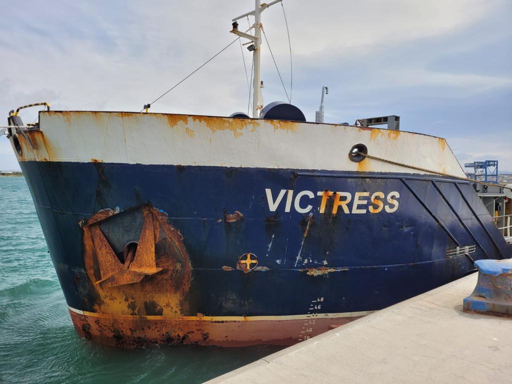 Cagliari, carretta del mare sequestrata al Porto Canale: a bordo 1300 tonnellate di fluorina