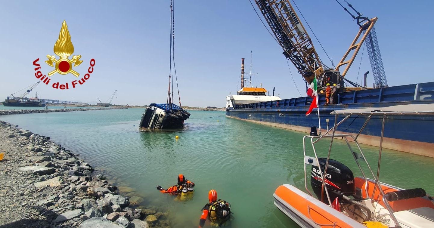 Pasquale Piras morto sul lavoro a Cagliari, recuperato il camion dalle acque di Giorgino