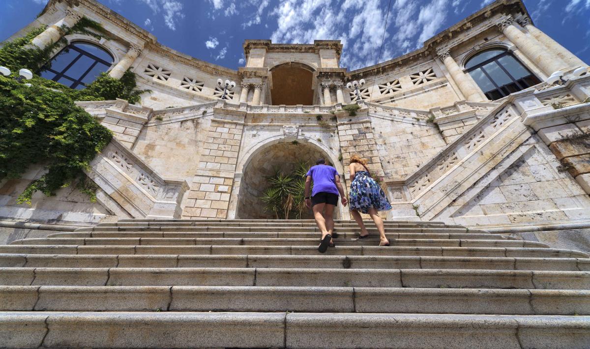 Bastione di Saint Remy devastato dai vandali, Truzzu: “Via alla riqualificazione del monumento simbolo di Cagliari”