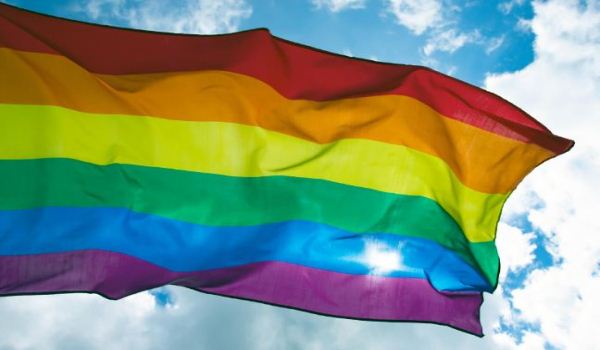 Strappata la bandiera arcobaleno a Quartu, il Comune: “Gesto vile, la rimetteremo”