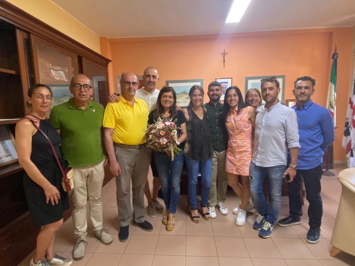 Pula, la politica ancora bella: il neo sindaco Walter Cabasino omaggia coi fiori la rivale di sempre Carla Medau
