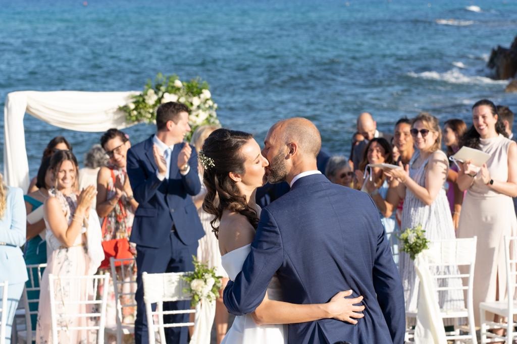 Castiadas regina delle nozze in riva al mare, boom di matrimoni in spiaggia: 50 in due anni