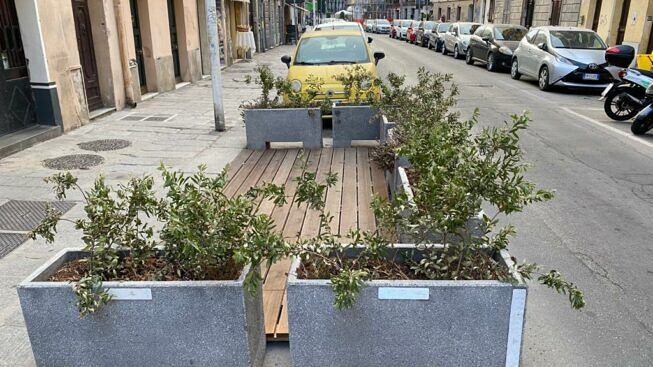 Cagliari, dopo le multe la soluzione per i tavolini nei parcheggi: pedane tagliate di 50 centimetri
